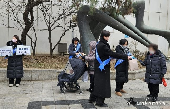 광명시는 19일 철산역 일대에서 광명시 지속가능발전협의회 생활환경강사단과 관련 부서 공무원 등 20여 명이 참여한 가운데 미세먼지 계절관리제 홍보 합동 캠페인을 펼쳤다.