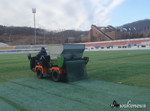 김포도시관리공사가 18일 친환경 충전재를 활용하여 종합운동장 보강 작업을 실시하고 있다.
