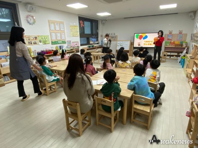 탄소중립 이야기 활동가 어르신이 관내 한 어르신이집에서 구연동화로 환경 교육을 하고 있는 모습