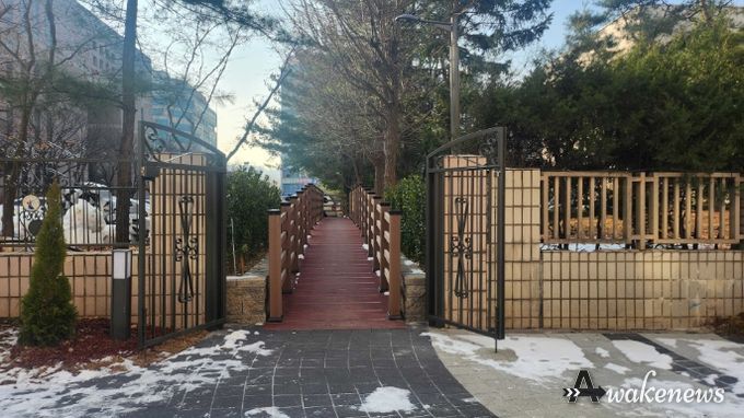 부천시는 꿈동산 신안아파트와 법원·검찰청 사잇길을 열린 녹지 공간으로 조성해 일반시민들에게 개방했다