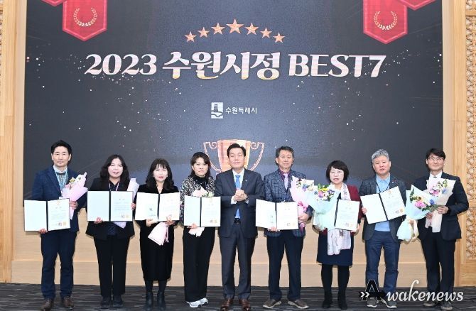 이재준 수원시장(가운데)이 수상 부서 공직자들과 기념촬영을 하고 있다.