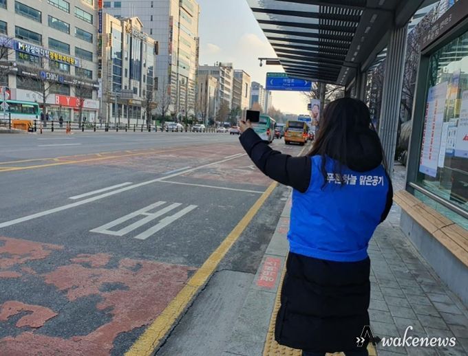 성남시 미세먼지 생활환경 모니터링단이 야탑역 주변 도로변에서 미세먼지 농도를 측정하고 있다.
