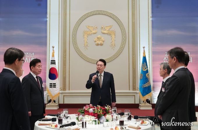 1월 3일 윤석열 대통령은 청와대 영빈관에서 5부 요인 및 국가 주요 인사들이 함께한 ‘2024년 신년인사회’에 참석했다.