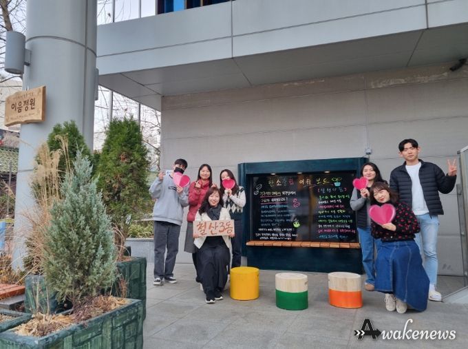광명시 철산3동 행정복지센터는 지난 2일 청사 내 주민 쉼터인 이음 정원에 슬기로운 탄소중립 생활을 위한 이슈 보드판을 설치해 운영을 시작했다.