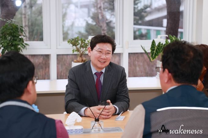이상일 용인특례시장이 지난 3일 용인특례시공무원노동조합을 방문해 새해인사를 나눴다.