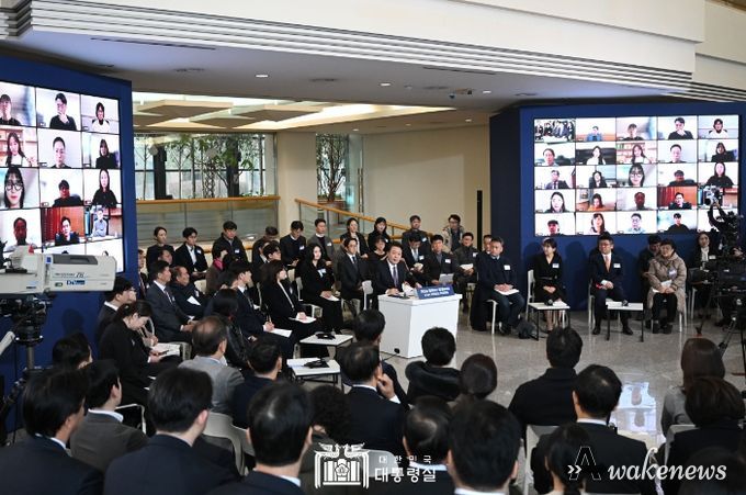 1월 4일 윤석열 대통령은 경기도 용인 중소기업인력개발원에서 국민과 함께하는 첫 번째 민생토론회를 개최했다.