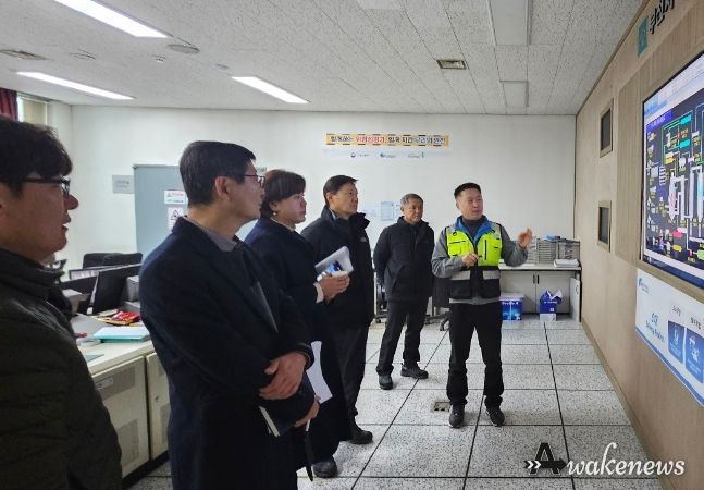 남부수자원생태공원을 방문해 시설에 대한 관계자의 설명을 듣고 있다.