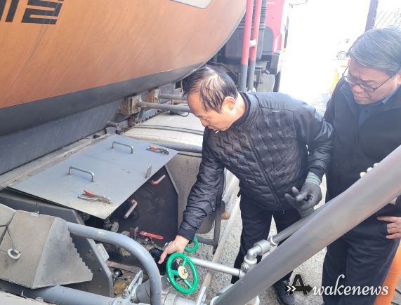 신승호 환경국장이 지난 5일 대곶면 소재 KH에너지(주) LPG 충전소에 방문해 탱크로리 이충전 현장을 점검했다. 우측이 신승호 환경국장.