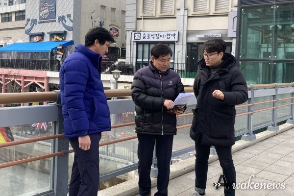 이기일 김포시 클린도시사업소장이 주요 사업 대상지인 라베니체 교량에서 사업 현장과 현안사항을 점검하고 있다. 두 번째가 이기일 소장.