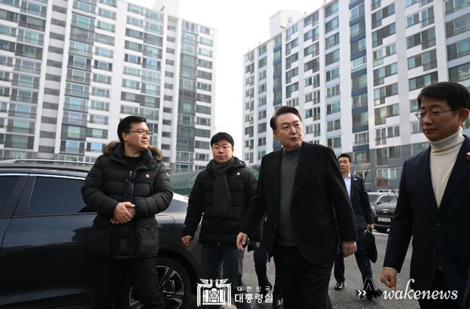 1월 10일 윤석열 대통령은 일산 신도시 내 최고령 아파트 단지인 백송마을 5단지를 방문해 노후 아파트 현장을 점검하고 주민들의 생생한 고충과 정부에 대한 건의 사항을 경청했다.