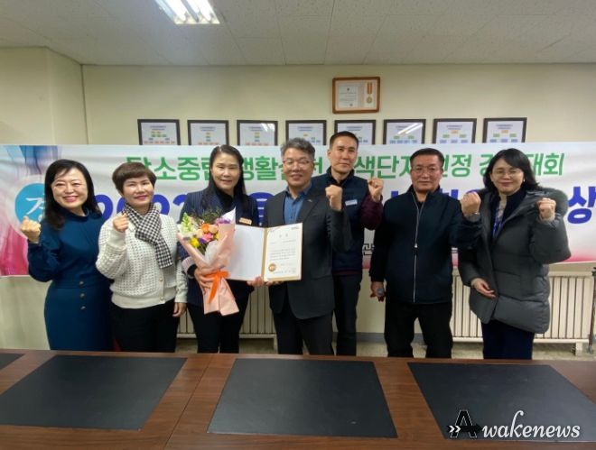 용인특례시는 '탄소중립 생활실천 녹색단지 선정 경진대회'에서 최우수 단지로 선정된 해든마을 동문굿모닝힐 아파트에 현판을 전달했다