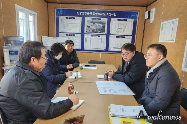 윤철헌 김포시 교통건설국장이 지난 10일 공영주차장의 현장점검 및 현안사항 개선 등을 위해 주요 사업장을 방문, 현장행정을 실시했다. 오른쪽 두 번째가 윤철헌 국장.