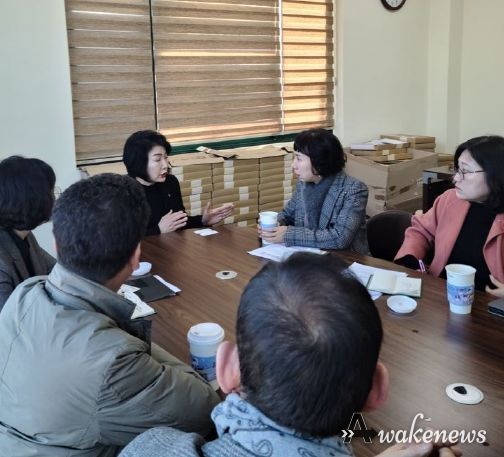 김포시 박정애 경제국장은 지난 12일 김포시 소상공인연합회 사무실을 방문하여 소상공인의 애로사항과 건의사항을 청취하고 연합회 관계자들을 격려하는 현장행정을 실시하였다.