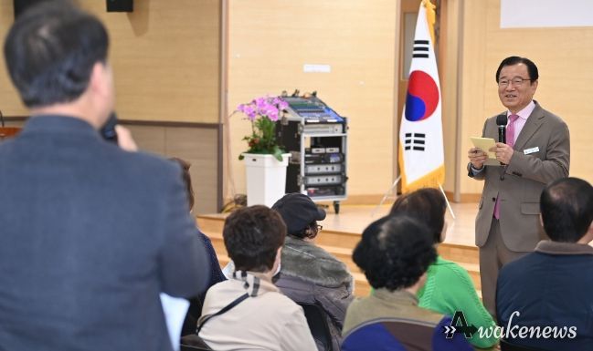 이현재 하남시장이 16일 덕풍3동 행정복지센터에서 열린 ‘2024년 주민과의 대화’에서 미소를 지으며 한 시민의 질문을 듣고 있다.