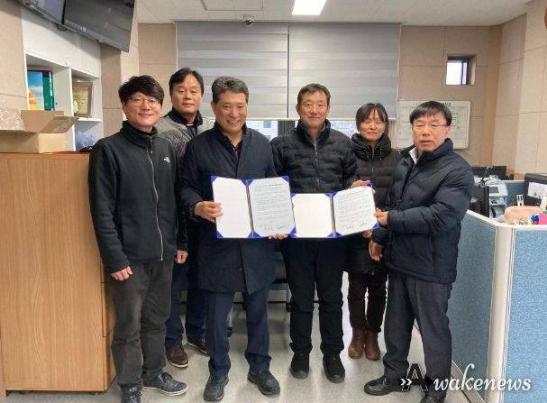 수원시 상수도사업소·반딧불이 연무시장 상인회 관계자들이 협약 후 기념촬영을 하고 있다.