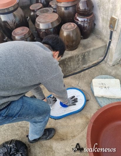 용인특례시가 한파로 인한 수도계량기 동파를 방지하기 위해 보온재를 무상으로 배포하고 현장을 방문해 설치작업을 진행했다