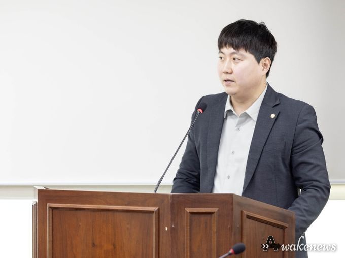 안산시 공공심야약국 지정 및 지원에 관한 조례안을 대표 발의한 최찬규 의원의 모습.