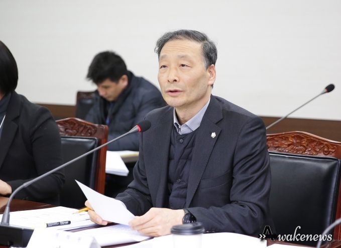 안산시 물순환 관리에 관한 조례안을 대표 발의한 한명훈 의원의 모습.