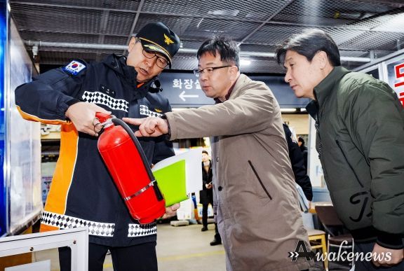 김현수 수원시 제1부시장이 전통시장 소화설비를 점검하고 있다.