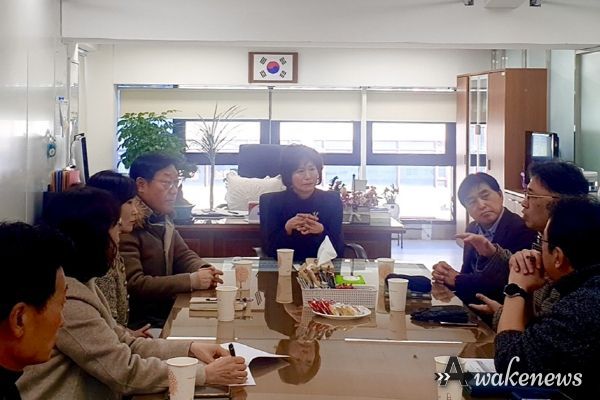 김포시 복지국장이 지난 25일 관내 5개소 복지관장들과 만나 사회복지시설 관련 주요 현안에 대해 의견을 나누는 정담회를 개최했다. 가운데가 진혜경 김포시 복지국장.