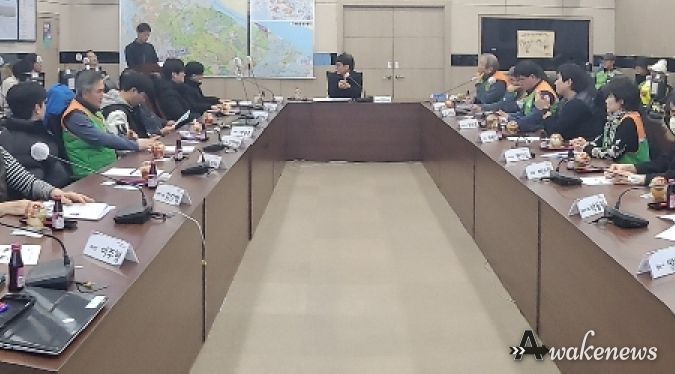 김포시가 지난 25일 재난안전상황실에서 ‘인도제설반 운영 및 제설작업 협조체계 구축 회의’를 개최했다.