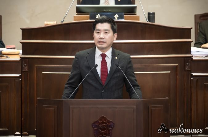 김동훈 의원이 제300회 임시회 제2차 본회의에서 5분 자유발언에 임하고 있다