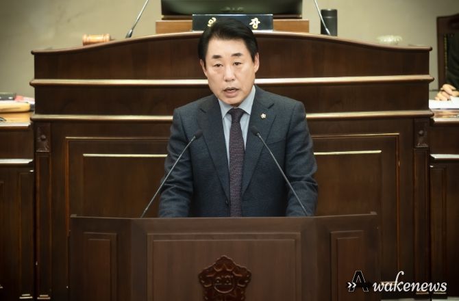 조성대 행정사무조사특별위원회 위원장이 제안설명 하고 있다.