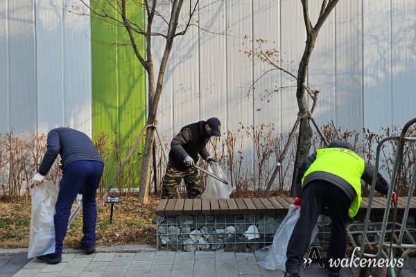 수원시 농수산물도매시장 관계자들이 1일 설맞이 대청소를 하고 있다.