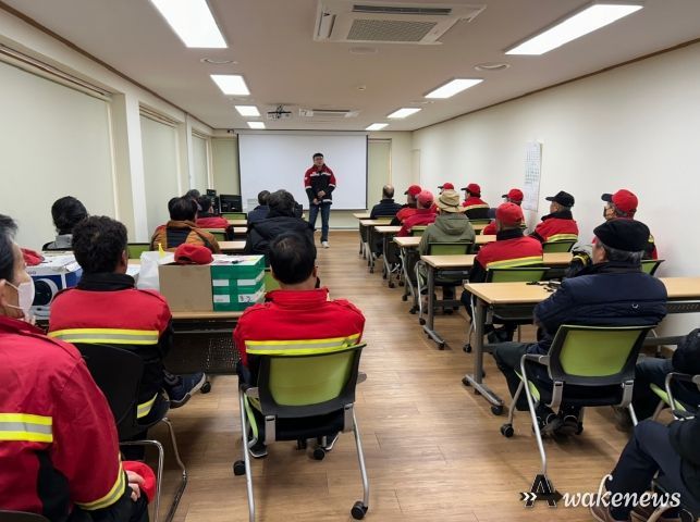 김포시가 지난 2월 1일 산불예방담당 공무원, 산불전문예방진화 대원 등 30여명을 대상으로 산불예방진화 교육을 실시했다.