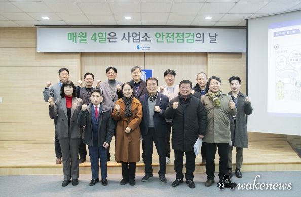 악취 관리 시설에서 특별위원회 의원들 단체