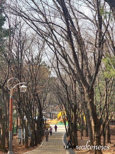 어린이놀이터가 정비된 고리울가로공원에서 시민들이 산책을 즐기고 있다
