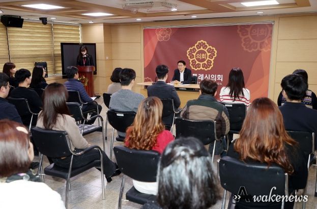 김기정 의장이 격려사를 하고 있다.