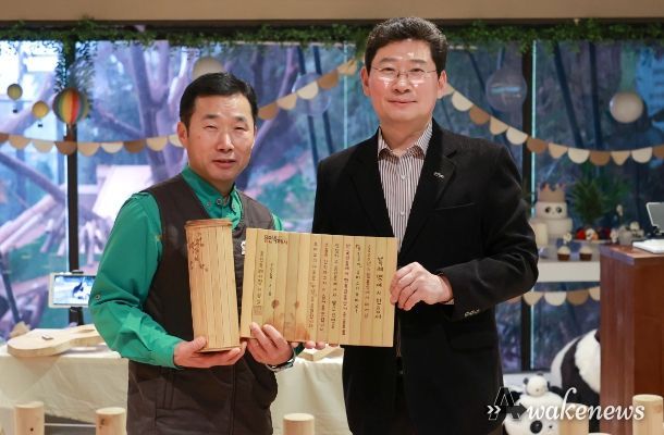 이상일 용인특례시장은 8일 에버랜드 판다 월드를 방문해 오는 4월 중국으로 돌아가는 푸바오에게 용인특례시민의 마음을 담아 ‘특례명예시민’ 증서를 전달했다. 증서는 푸바오 할아버지 강철원 사육사가 대신 받았다.
