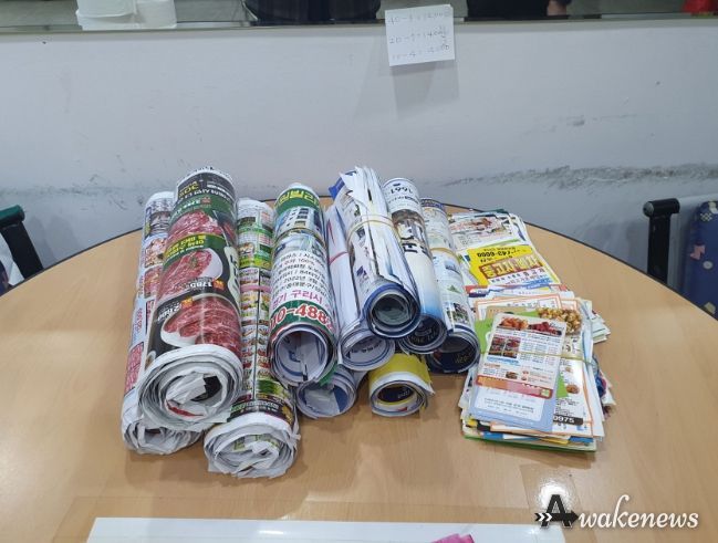 성남시민들이 100장 단위로 묶어 거둬 온 불법 광고물