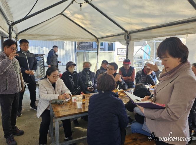 새빛민원실 베테랑팀장들이 하광교동 주민들과 이야기를 나누고 있다