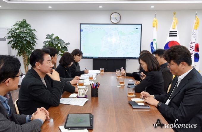 김동근 시장이 2월 20일 시장실에서 ㈜시지바이오 유현승 대표 등과 바이오산업 육성을 위한 협력 방안에 대해 논의하고 있다.