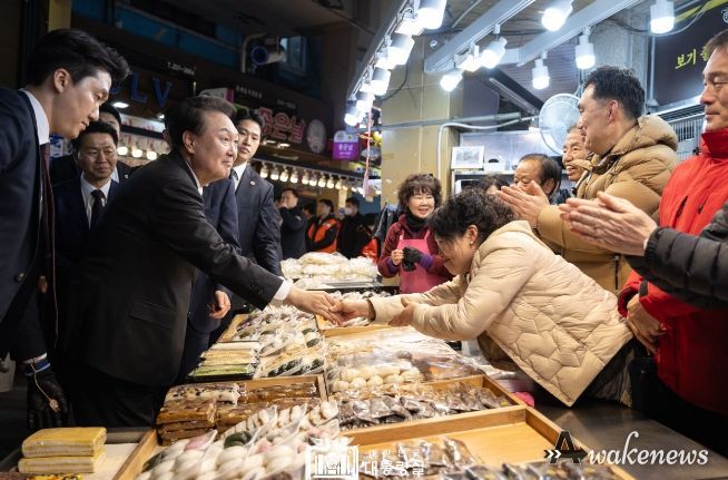 2월 21일 윤석열 대통령은 울산의 대표 전통시장인 신정상가시장을 방문했다.
