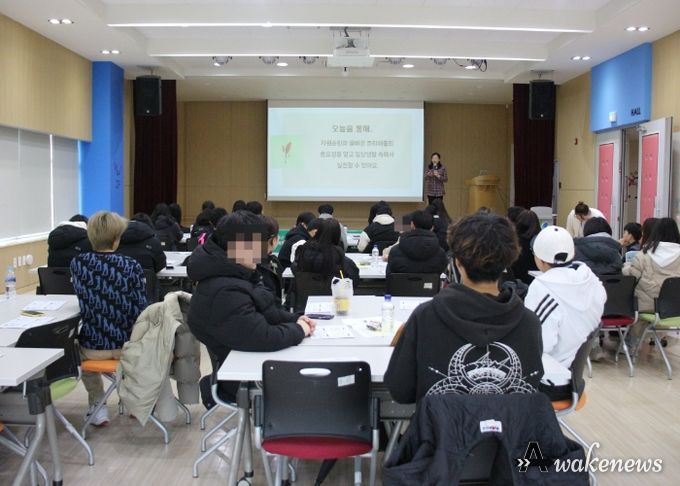 자원순환과 분리배출 교육을 받고 있는 이주배경청소년들.
