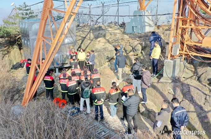 과천시가 지난해 11월 관악산 정상에서 실시한 산불진화훈련 모습