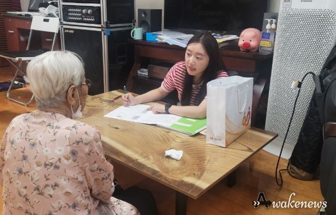 과천시 보건소가 지난해 9월 경로당을 방문해 이용 어르신을 대상으로 치매 조기검진에 대해 홍보하고 상담하는 모습