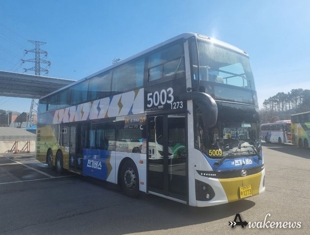 용인에서 강남역 방면을 운행하는 5003번 2층 전기버스 모습