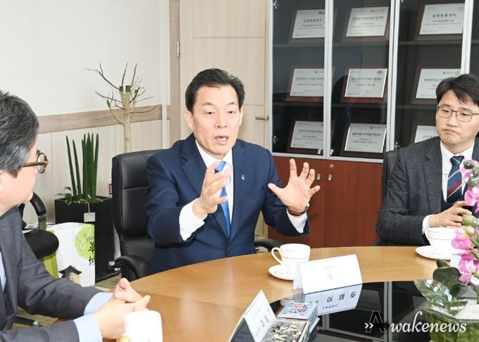 이재준 수원시장이 간담회에서 발언하고 있다.