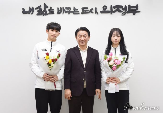 김동근 시장이 2024 강원동계청소년올림픽 스피드스케이팅 혼성 계주에서 은메달을 획득한 허석(의정부고), 임리원(의정부여고) 선수를 격려한 뒤 함께 기념사진을 찍고 있다.