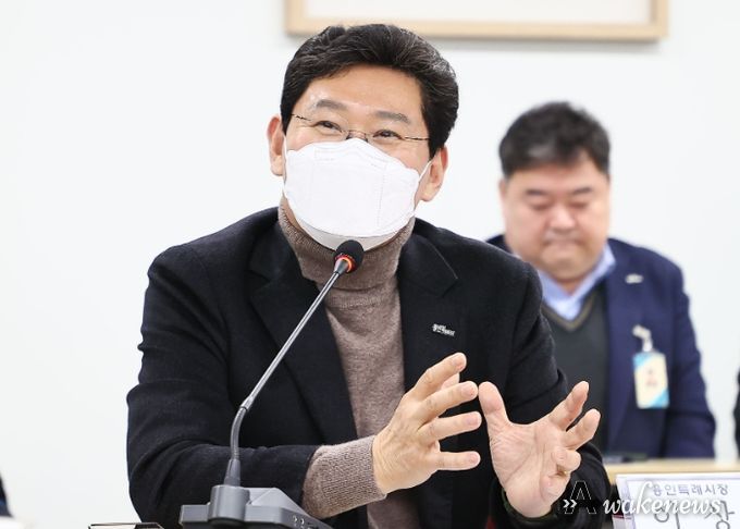 이상일 용인특례시장이 7일 안전문화살롱 회의에서 시민안전지킴이 구성 방안에 대해 발언하고 있다. 이 시장은 감기 증상으로 마스크를 착용했다.