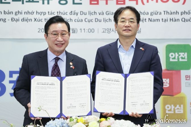 관광 및 문화교류 증진 업무협약 체결식에서 이동환 고양특례시장(우), 리 쓰엉 깐 베트남 관광대사(좌)