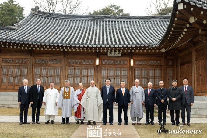 3월 12일 윤석열 대통령은 청와대 상춘재에서 열린 종교지도자 오찬 간담회에 참석해 의료개혁을 위해 힘을 모아달라고 종교계에 요청했다.