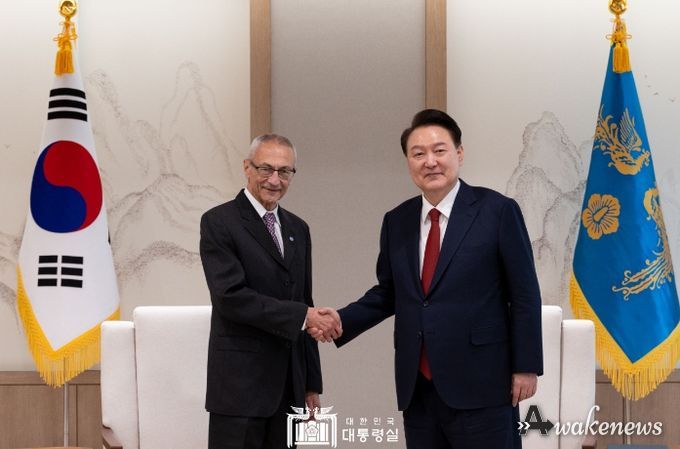 3월 12일 윤석열 대통령은 포데스타 美 대통령 국제기후정책 선임고문을 접견했다.