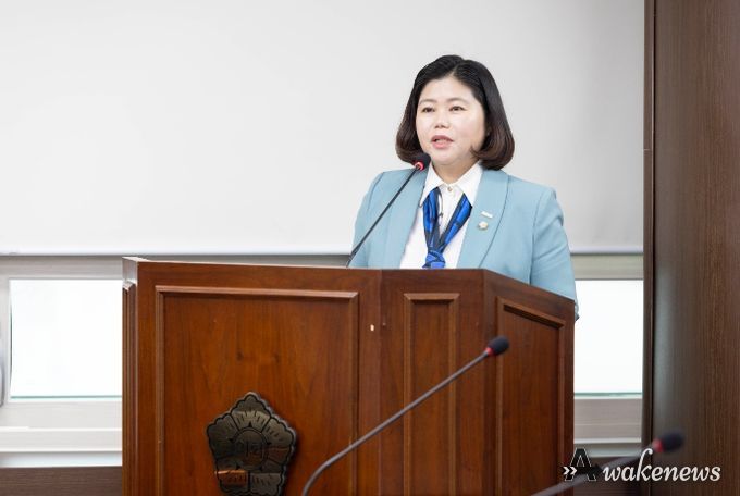 ‘안산시 응급의료 지원에 관한 조례 전부개정조례안’을 대표 발의한 박은정 의원의 모습