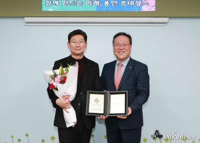 이상일 용인특례시장이 22일 시장실에서 시석중 경기신용보증재단 이사장으로부터 감사패를 전달받았다.