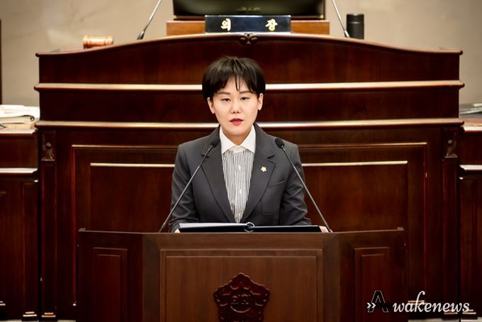 2024.03.22. 제301회 임시회 제3차 본회의에서 한송연 의원이 5분 자유발언에 임하고 있다.